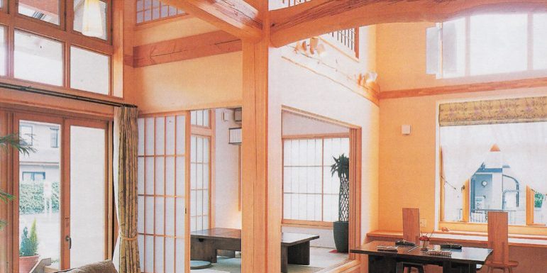 木の柱と梁が見える室内