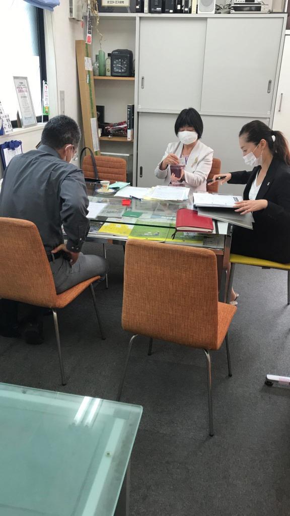 店内で相談する様子